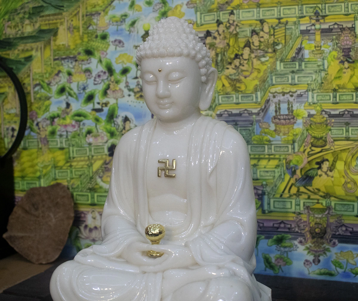 Tượng Phật A Di Đà đá trắng nhìn từ góc khác Hình ảnh tượng Phật A Di Đà đá trắng nhìn từ một góc khác