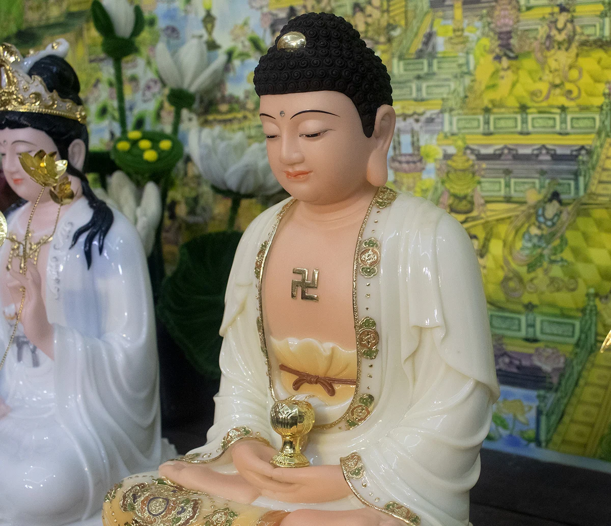 Cận cảnh khuôn mặt tượng Phật A Di Đà bằng bột đá