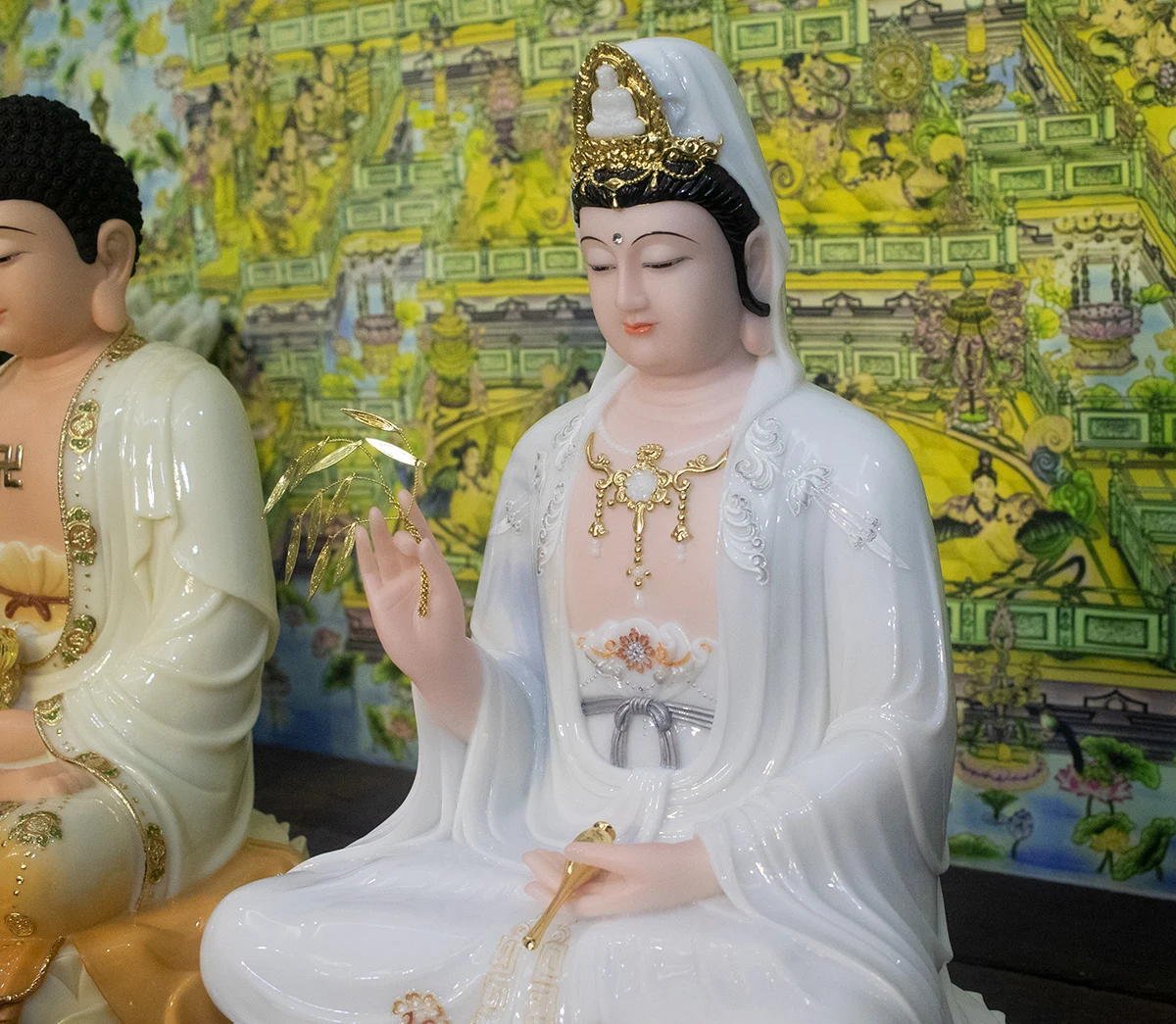 Góc nghiêng tượng Quán Thế Âm Bồ Tát bằng bột đá trong bộ Tây Phương Tam Thánh