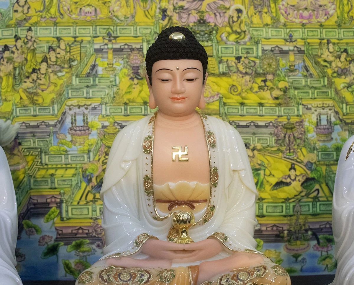 Pho tượng Phật A Di Đà bằng bột đá trong bộ Tây Phương Tam Thánh