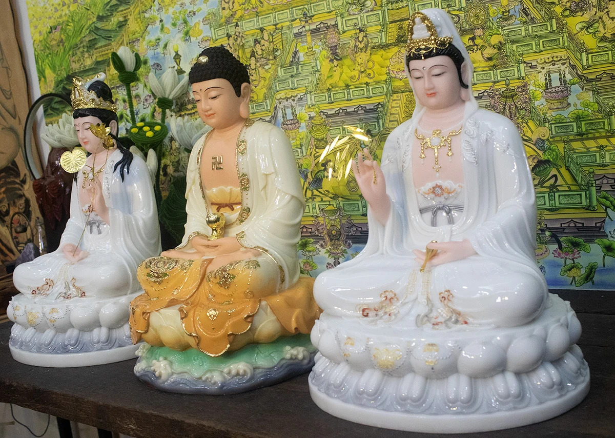 Góc nghiêng bộ tượng Tây Phương Tam Thánh bằng bột đá trắng cao 48cm