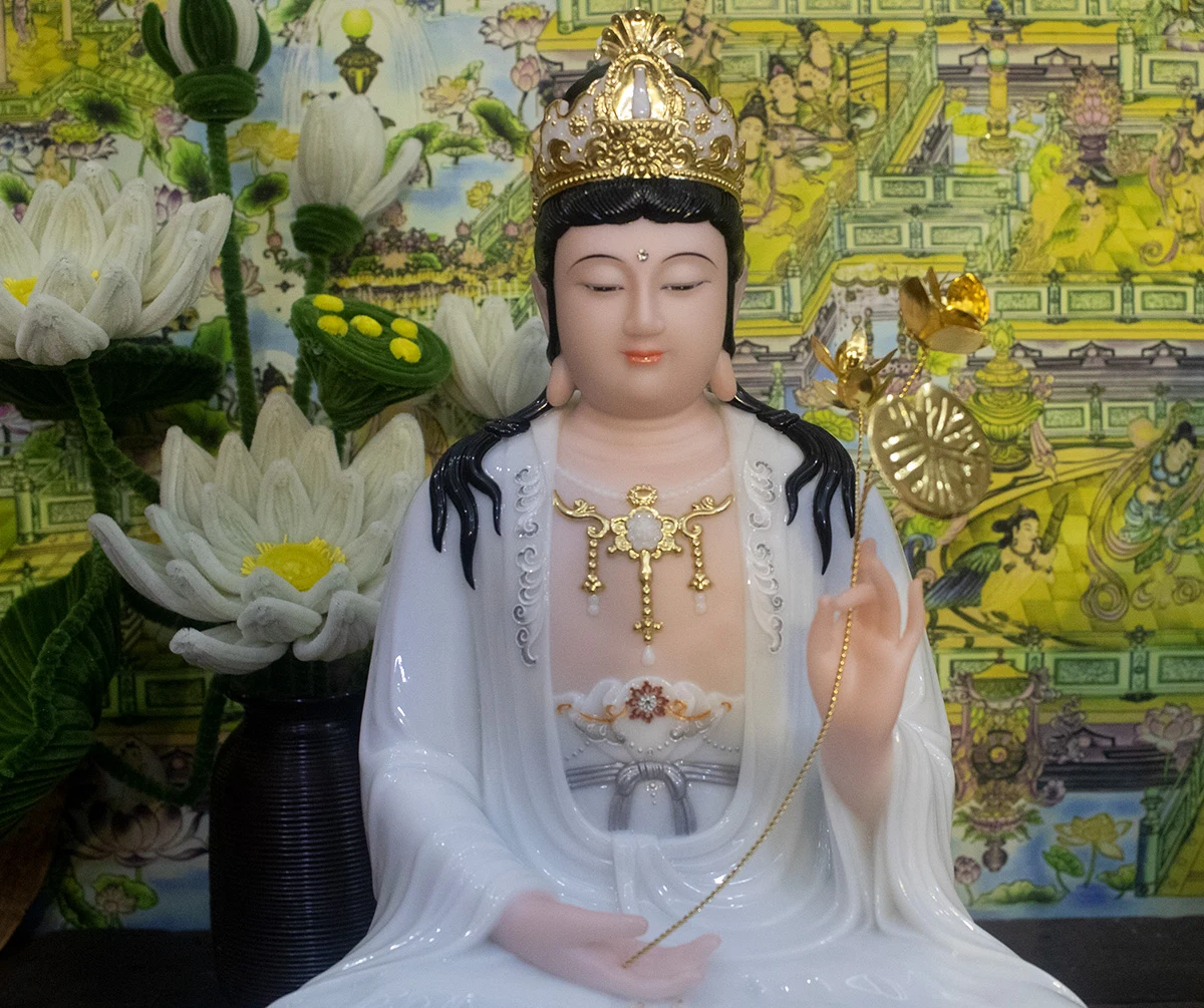 Chính diện tượng Đại Thế Chí Bồ Tát bằng bột đá trắng