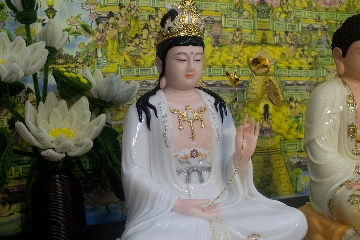 Góc nghiêng tượng Đại Thế Chí Bồ Tát bằng bột đá trắng