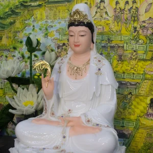 cận mặt góc nghiêng tượng quan âm