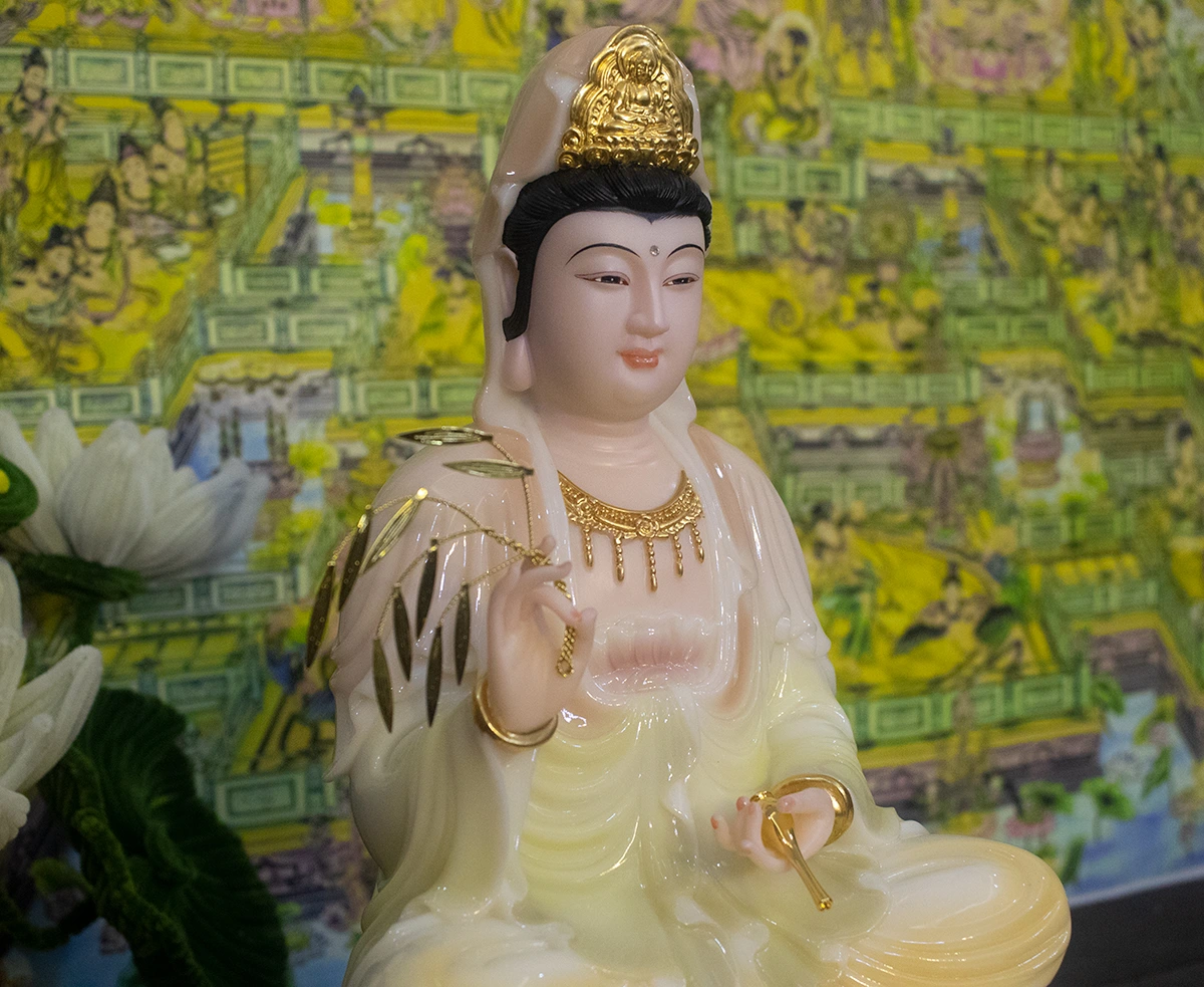 Tượng Quan Âm Bồ Tát ngồi bằng bột đá nhìn chính diện