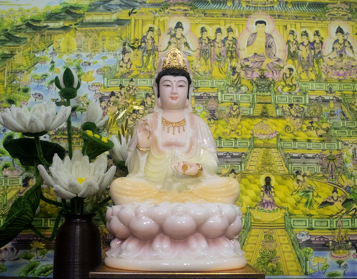 Toàn cảnh tượng Quan Âm Bồ Tát ngồi bằng bột đá