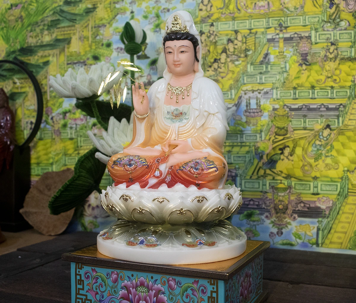 Mẫu tượng Quan Thế Âm Bồ Tát bằng bột đá với y áo màu cam