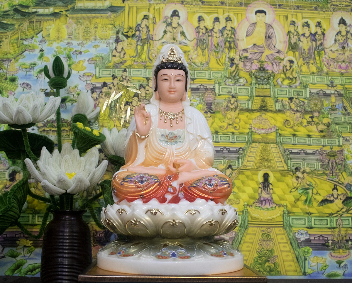 Mẫu tượng Quan Thế Âm Bồ Tát có y áo màu đỏ và đế tượng cao