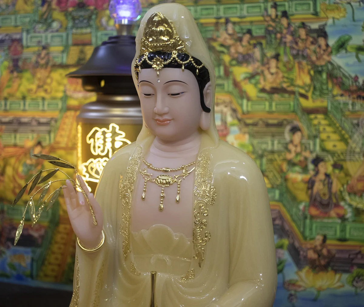 Cận mặt tượng Quan Âm trong bộ Ta Bà Tam Thánh
