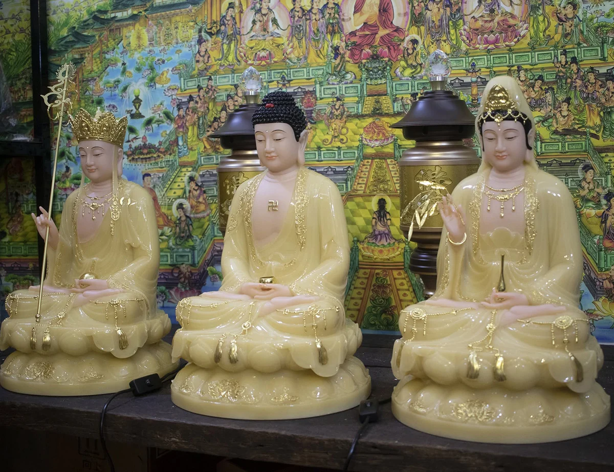 Tượng ta Bà Tam Thánh ở góc nghiêng