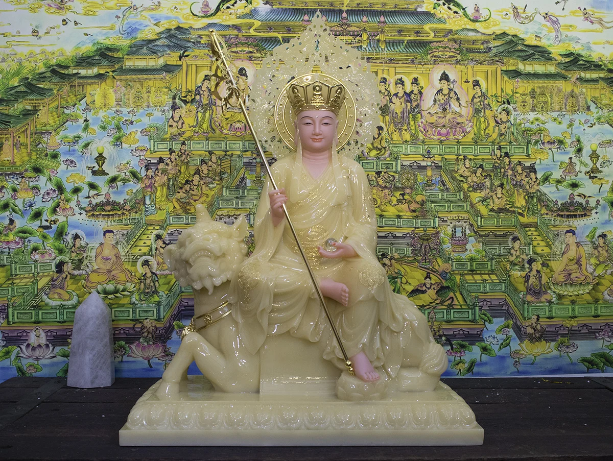 Tượng Địa tạng vương ngồi đế thính