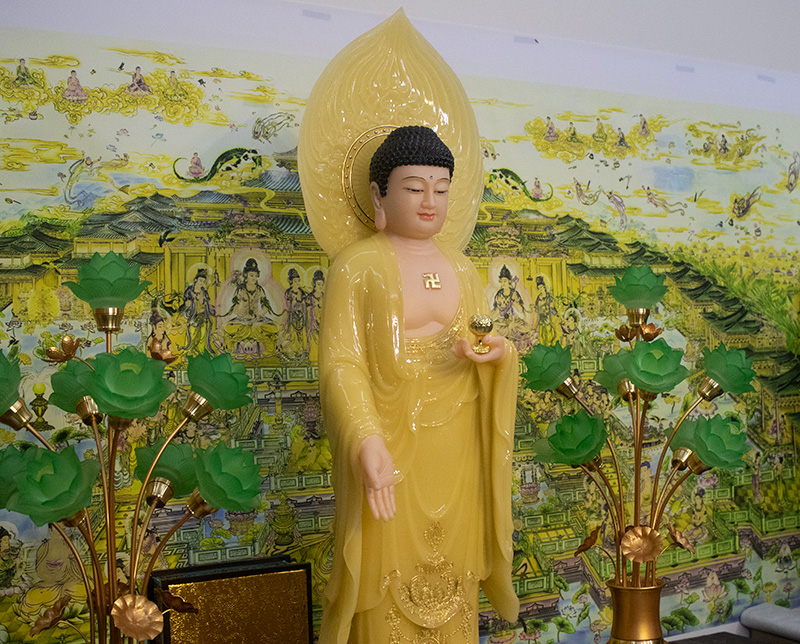 tượng Di Đà nhìn từ bên trái