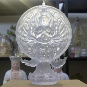 Với góc nhìn từ dưới lên của tượng thiên thủ thiên nhãn
