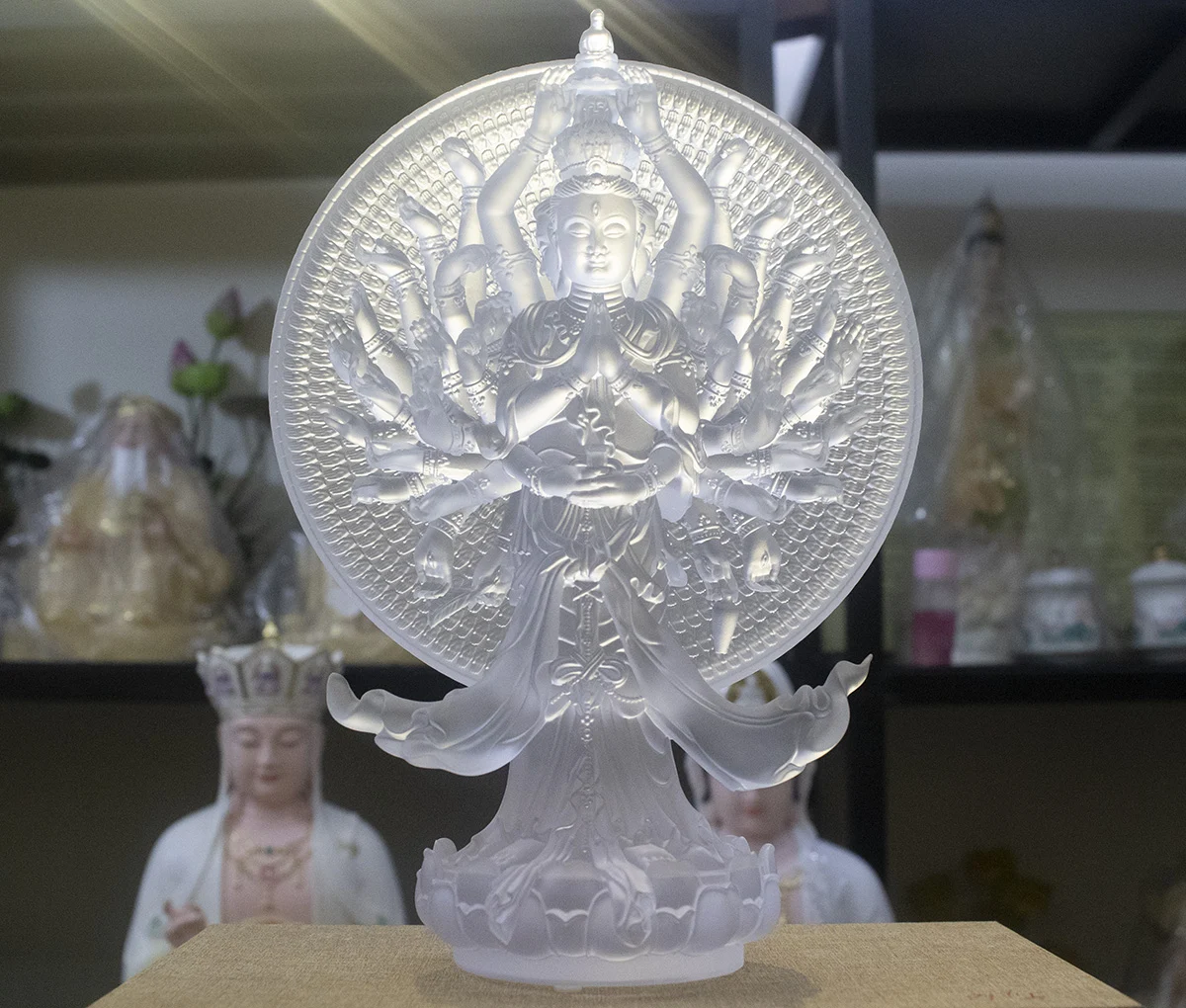 Tượng Thiên Thủ Thiên Nhãn bằng lưu ly