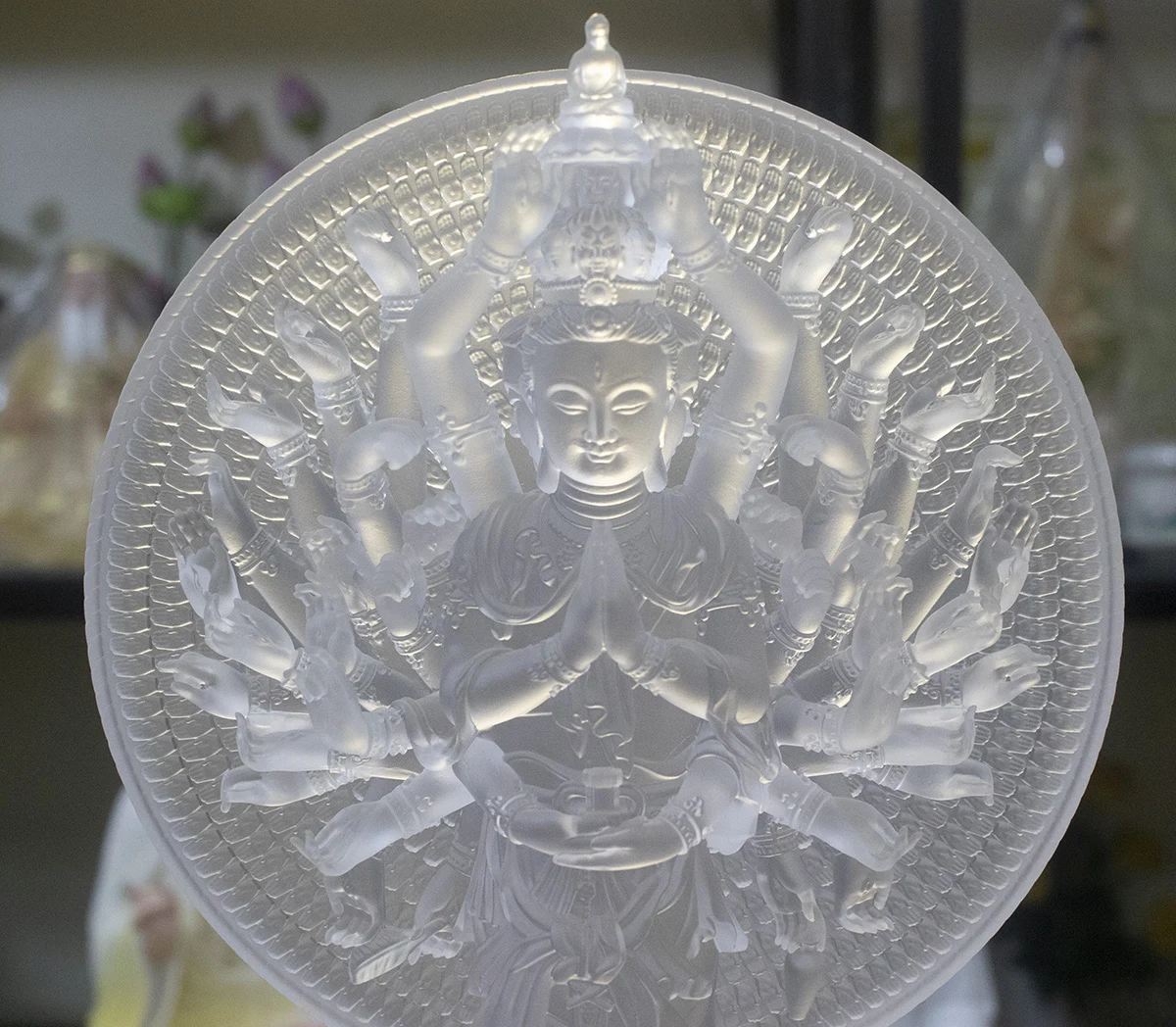 Chi tiết khuôn mặt và hệ thống tay tượng Thiên Thủ Thiên Nhãn