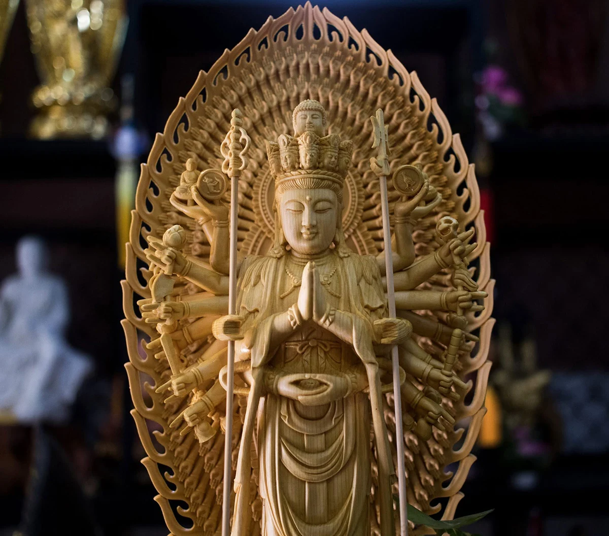 Tượng Thiên Thủ Thiên Nhãn bằng gỗ đứng