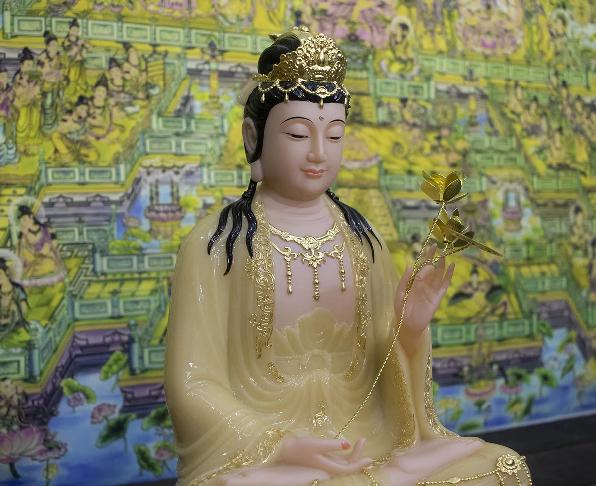 tượng Đại Thế Chí Bồ Tát đội mão