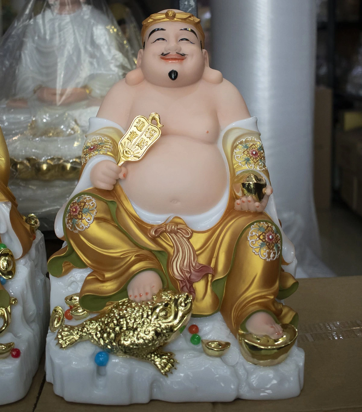 Tượng Ông Địa với dáng ngồi dân gian