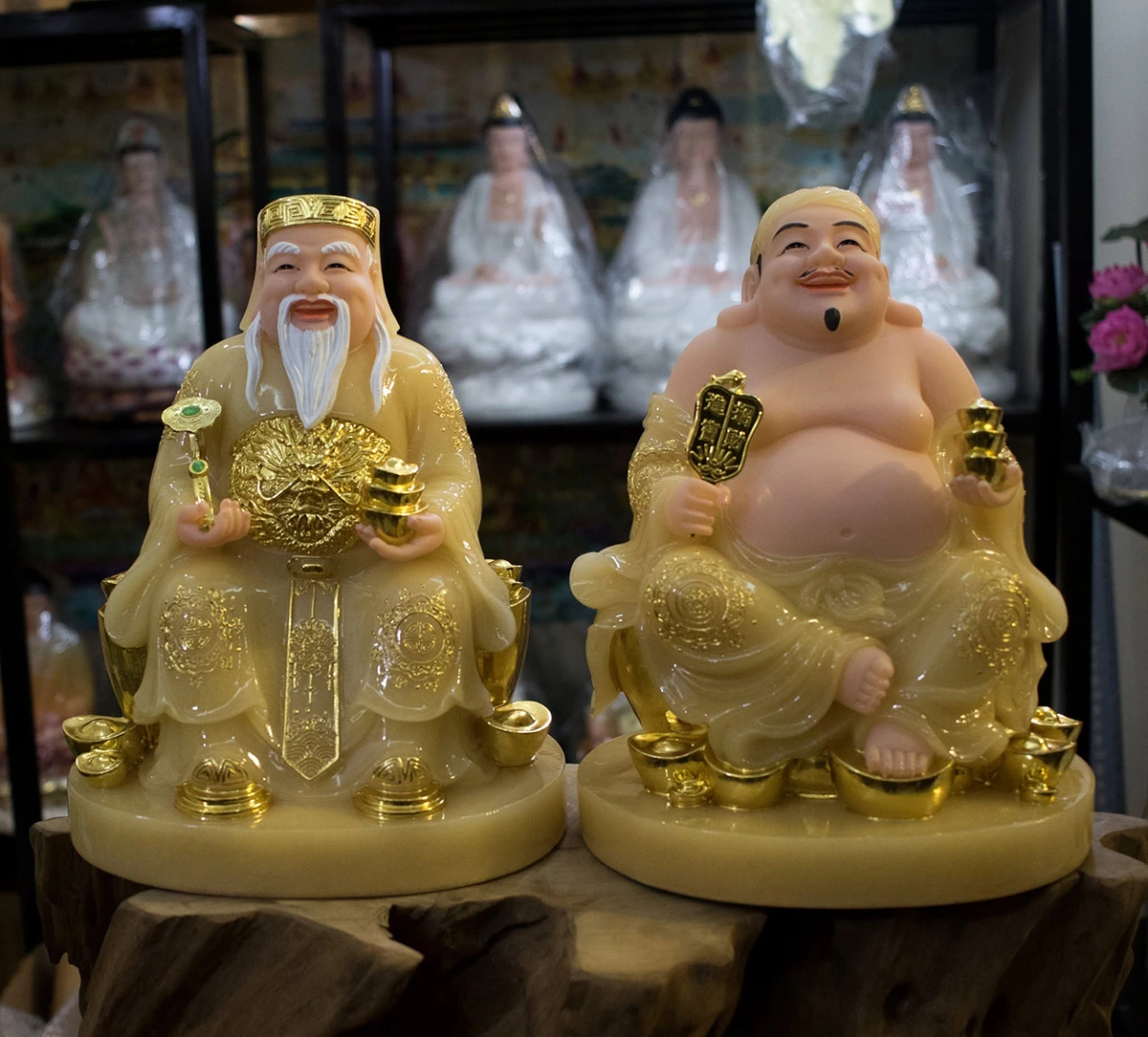 Tượng Thần Tài và Thổ Địa tạo hình ngồi trên thỏi vàng
