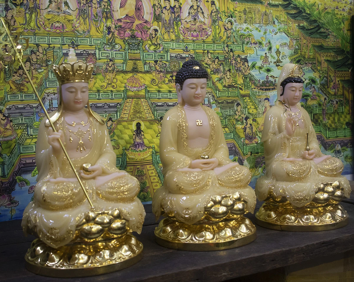 Tượng Ta Bà Tam Thánh đài sen dát vàng