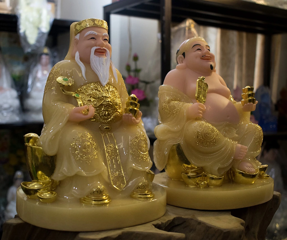 Tượng Thần Tài Thổ Địa với chi tiết thỏi vàng và vật phẩm cầm tay