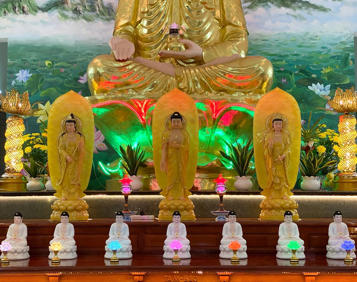 bộ tượng Tây Phương Tam Thánh lớn thờ ở chùa