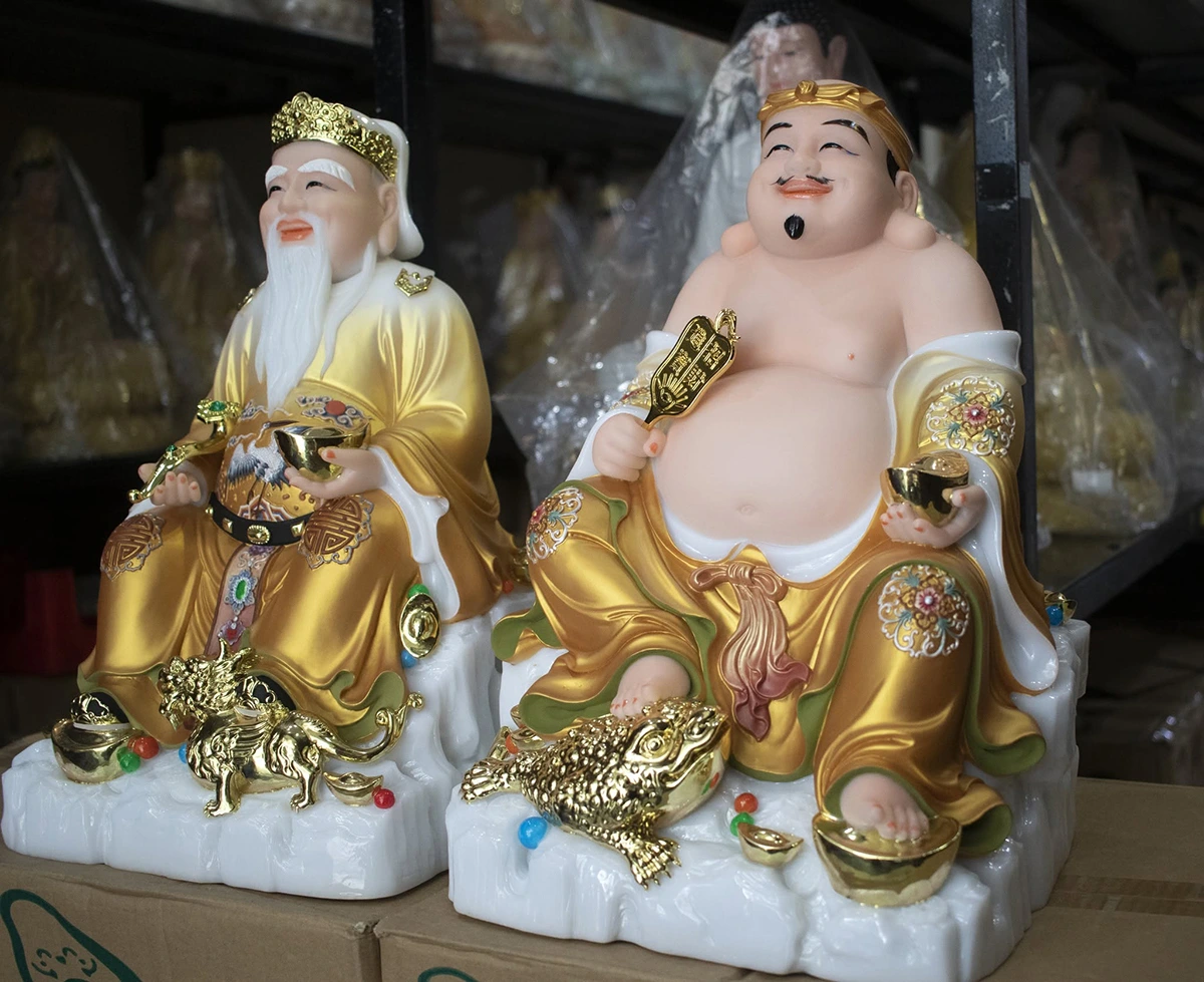 Bộ tượng Thần Tài Ông Địa với áo vẽ gấm