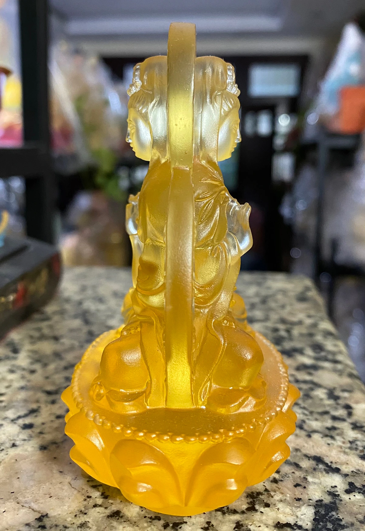Tượng Quan Âm lưu ly hai mặt màu vàng dùng để tham khảo khi chọn tượng để xe